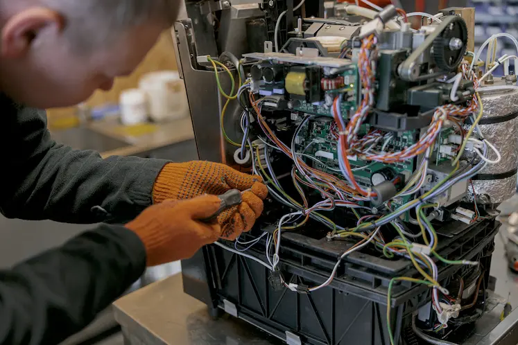 Tecnico elettricista al lavoro a Brescia