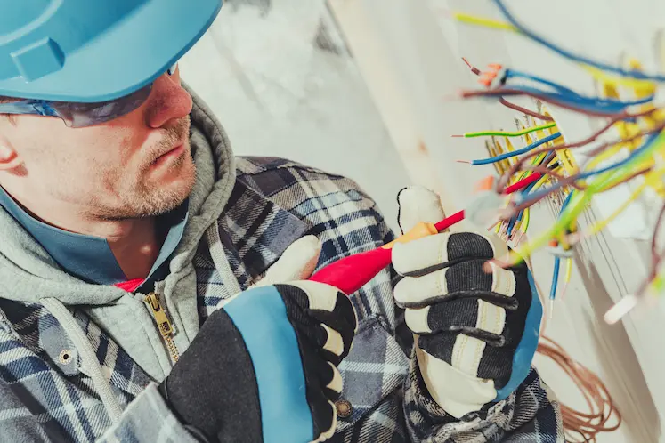Tecnico elettricista al lavoro a Brescia