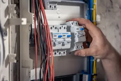 Tecnico elettricista al lavoro a Chiari