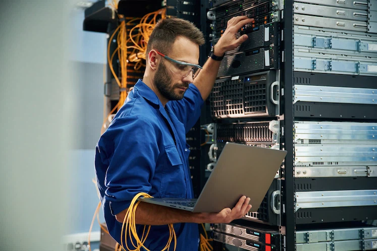 Tecnico elettricista al lavoro a Brescia