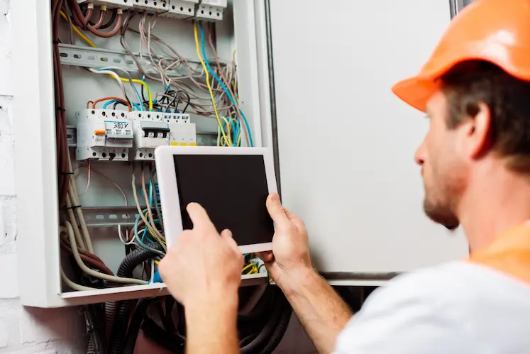 Tecnico elettricista al lavoro a Brescia