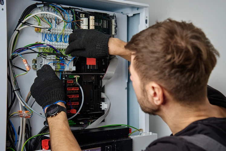 Tecnico elettricista al lavoro a Brescia