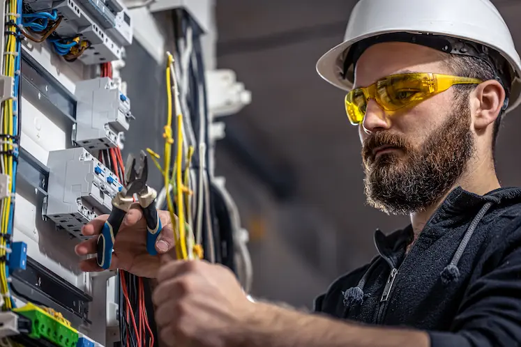 Tecnico elettricista al lavoro a Brescia