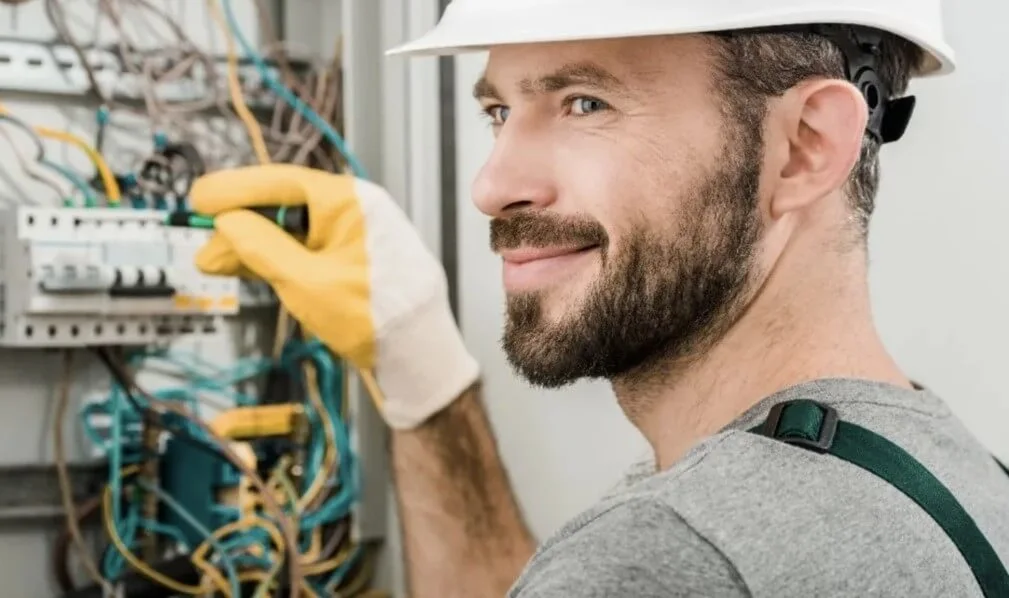 Tecnico elettricista al lavoro a Brescia