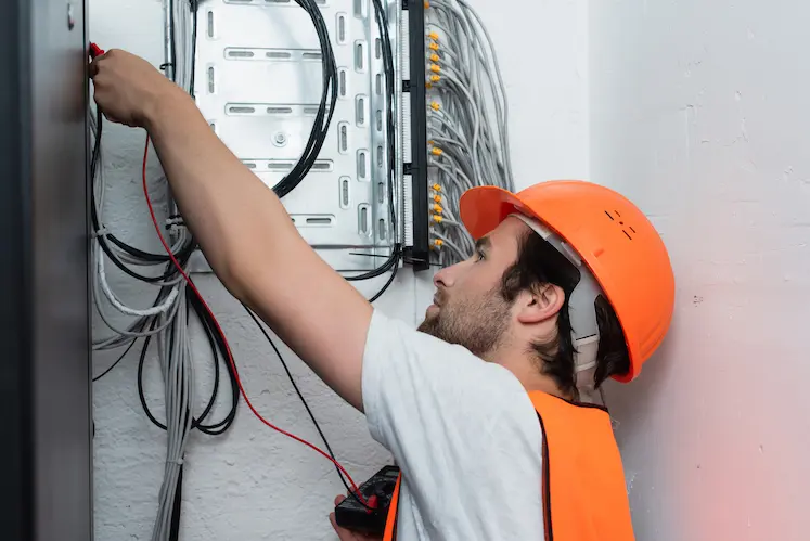 Tecnico elettricista al lavoro a Brescia